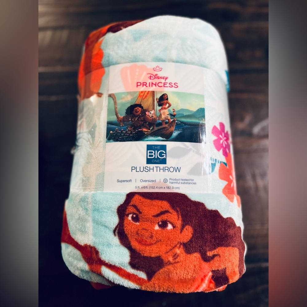 DISNEY’S MOANA “NEW” The Oversized
Plush Throw